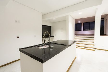 Casa para alugar com 355m², 4 quartos e 4 vagas Casa para alugar com 355m², 4 quartos e 4 vagasCozinha