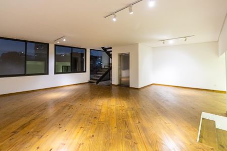 Casa para alugar com 355m², 4 quartos e 4 vagas Casa para alugar com 355m², 4 quartos e 4 vagasSala 1