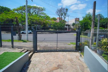 Sala 1 - Vista de casa à venda com 5 quartos, 400m² em Chácara das Pedras, Porto Alegre