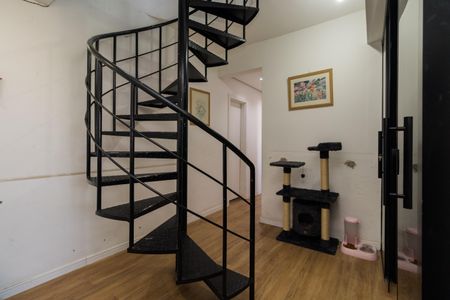 Apartamento para alugar com 84m², 2 quartos e 1 vagaEscada de acesso