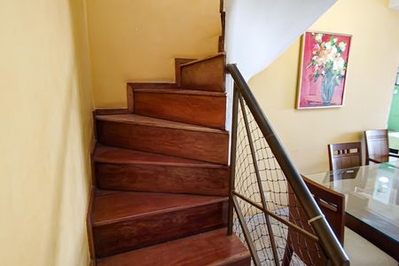 Apartamento à venda com 198m², 5 quartos e 2 vagas Apartamento à venda com 198m², 5 quartos e 2 vagasEscada