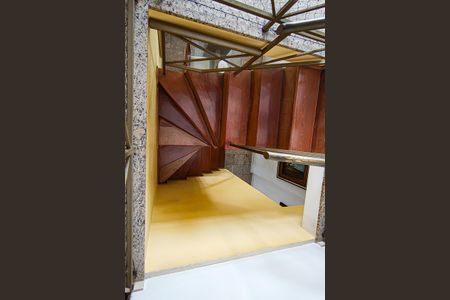 Apartamento à venda com 198m², 5 quartos e 2 vagas Apartamento à venda com 198m², 5 quartos e 2 vagasEscada