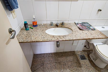 Apartamento à venda com 198m², 5 quartos e 2 vagas Apartamento à venda com 198m², 5 quartos e 2 vagasBanheiro Suíte 2