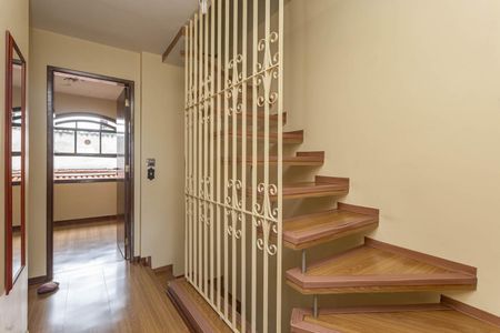 Casa de condomínio à venda com 150m², 4 quartos e 2 vagasEscada