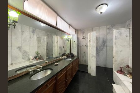 Casa à venda com 300m², 3 quartos e 2 vagasBanheiro da Suíte