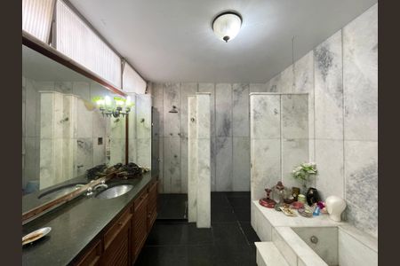 Casa à venda com 300m², 3 quartos e 2 vagasBanheiro da Suíte