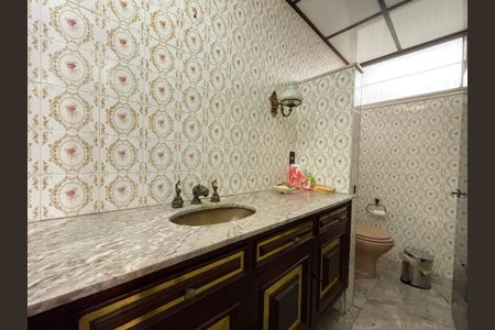 Casa à venda com 300m², 3 quartos e 2 vagasLavabo