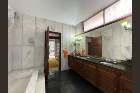 Casa à venda com 300m², 3 quartos e 2 vagasBanheiro da Suíte