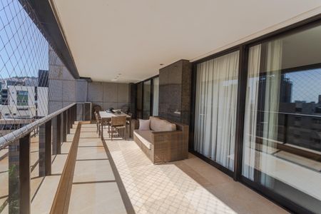 Apartamento à venda com 278m², 4 quartos e 4 vagasVaranda na Sala