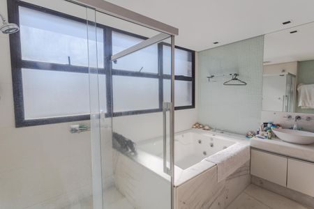 Apartamento à venda com 278m², 4 quartos e 4 vagasBanheiro da Suíte 1