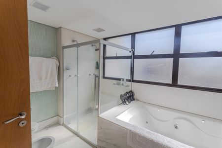 Apartamento à venda com 278m², 4 quartos e 4 vagasBanheiro da Suíte 1