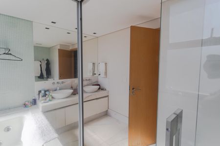 Apartamento à venda com 278m², 4 quartos e 4 vagasBanheiro da Suíte 1