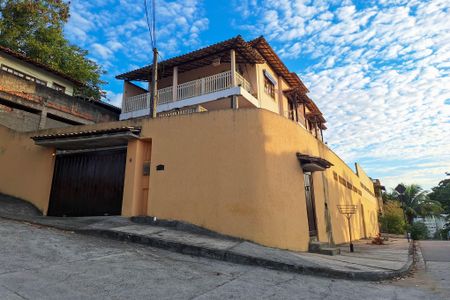 Casa à venda com 400m², 5 quartos e 3 vagas Casa à venda com 400m², 5 quartos e 3 vagasFachada