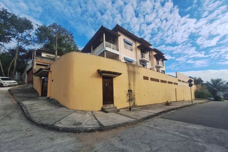Casa à venda com 400m², 5 quartos e 3 vagas Casa à venda com 400m², 5 quartos e 3 vagasFachada