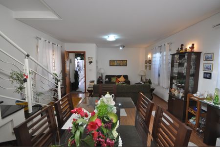 Casa à venda com 300m², 3 quartos e 2 vagasSala