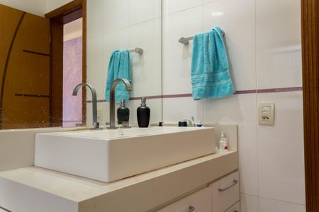 Casa à venda com 170m², 3 quartos e 4 vagas Casa à venda com 170m², 3 quartos e 4 vagasBanheiro da Suíte 1