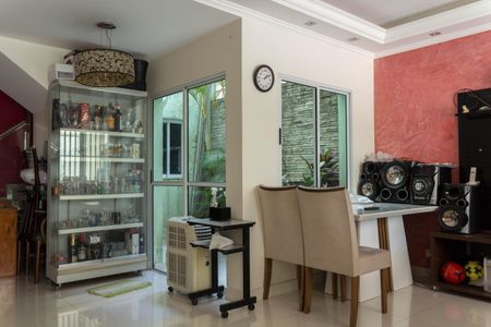 Casa à venda com 170m², 3 quartos e 4 vagas Casa à venda com 170m², 3 quartos e 4 vagasSala