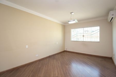 Casa à venda com 198m², 2 quartos e 5 vagas Casa à venda com 198m², 2 quartos e 5 vagasSala