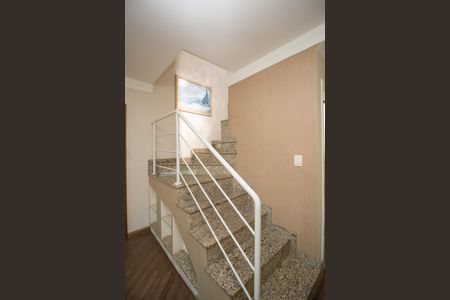 Casa à venda com 198m², 2 quartos e 5 vagas Casa à venda com 198m², 2 quartos e 5 vagasEscada