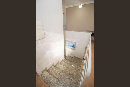 Casa à venda com 198m², 2 quartos e 5 vagas Casa à venda com 198m², 2 quartos e 5 vagasEscada