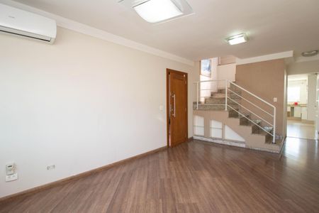 Casa à venda com 198m², 2 quartos e 5 vagas Casa à venda com 198m², 2 quartos e 5 vagasSala