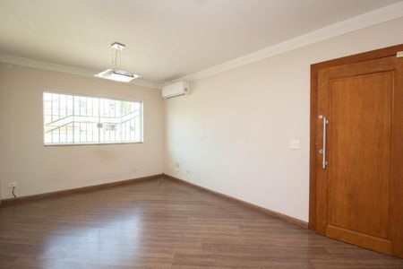 Casa à venda com 198m², 2 quartos e 5 vagas Casa à venda com 198m², 2 quartos e 5 vagasSala