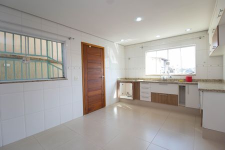 Casa à venda com 198m², 2 quartos e 5 vagas Casa à venda com 198m², 2 quartos e 5 vagasCozinha