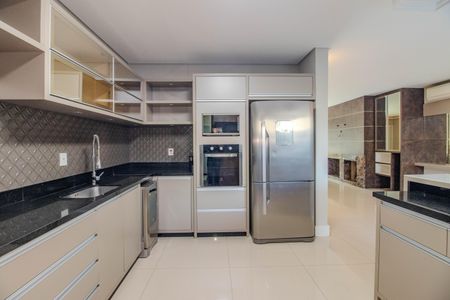 Casa de condomínio à venda com 234m², 3 quartos e 2 vagasCozinha e Área de Serviço