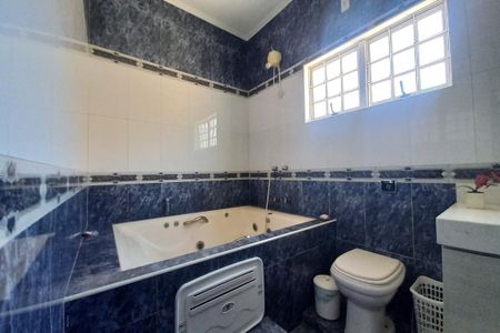 Casa à venda com 330m², 6 quartos e 2 vagasBanheiro da Suíte