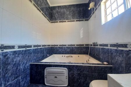 Casa à venda com 330m², 6 quartos e 2 vagasBanheiro da Suíte