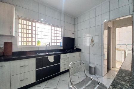 Casa à venda com 330m², 6 quartos e 2 vagasCozinha 