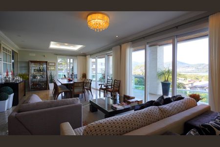 Casa de condomínio para alugar com 500m², 6 quartos e 3 vagasSala