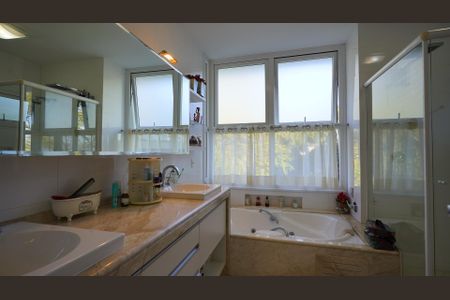 Casa de condomínio para alugar com 500m², 6 quartos e 3 vagasBanheiro da suite 5