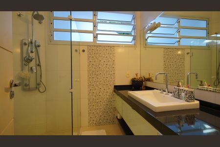 Casa de condomínio para alugar com 500m², 6 quartos e 3 vagasBanheiro da Suíte 3