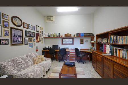 Casa de condomínio para alugar com 500m², 6 quartos e 3 vagasBiblioteca