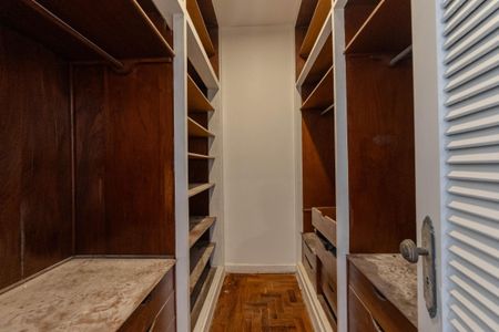 Apartamento para alugar com 450m², 6 quartos e 2 vagas Apartamento para alugar com 450m², 6 quartos e 2 vagasCloset da suíte 2