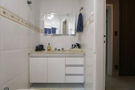 Apartamento para alugar com 250m², 4 quartos e 2 vagas Apartamento para alugar com 250m², 4 quartos e 2 vagasBanheiro Suíte 2