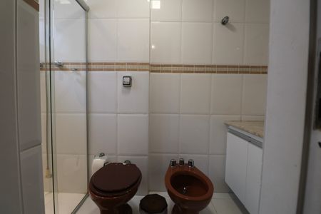 Apartamento para alugar com 250m², 4 quartos e 2 vagas Apartamento para alugar com 250m², 4 quartos e 2 vagasBanheiro Suíte 1