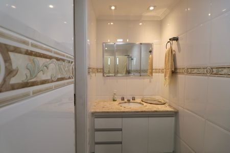 Apartamento para alugar com 250m², 4 quartos e 2 vagas Apartamento para alugar com 250m², 4 quartos e 2 vagasBanheiro Suíte 3