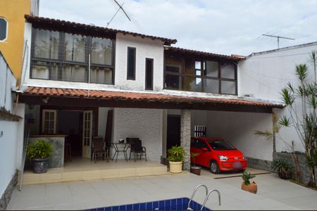 Casa de condomínio à venda com 250m², 4 quartos e 2 vagasFachada 