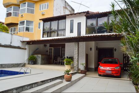 Casa de condomínio à venda com 250m², 4 quartos e 2 vagasFachada 