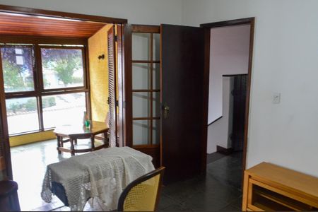 Casa de condomínio à venda com 250m², 4 quartos e 2 vagasSuíte