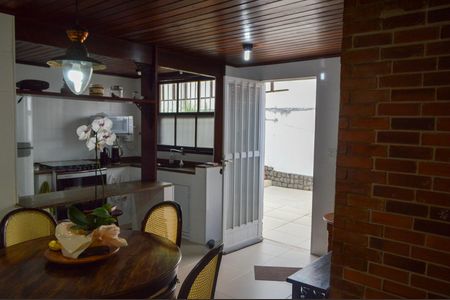 Casa de condomínio à venda com 250m², 4 quartos e 2 vagasCozinha 