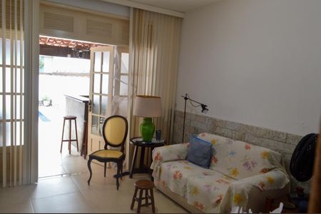 Casa de condomínio à venda com 250m², 4 quartos e 2 vagasSala