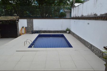 Casa de condomínio à venda com 250m², 4 quartos e 2 vagasPiscina