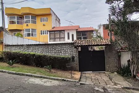 Casa de condomínio à venda com 250m², 4 quartos e 2 vagasFachada 