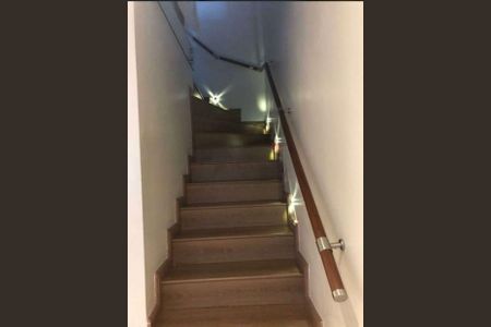 Casa à venda com 210m², 3 quartos e 4 vagasEscada