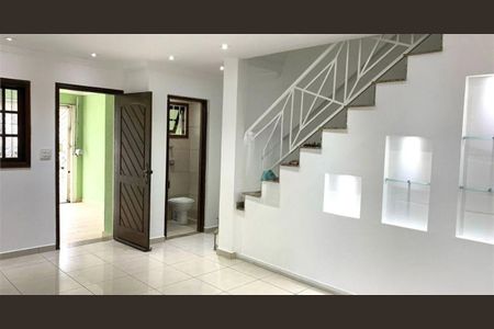 Casa à venda com 200m², 3 quartos e 2 vagas Casa à venda com 200m², 3 quartos e 2 vagasSala