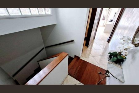 Casa à venda com 200m², 3 quartos e 2 vagasEscada
