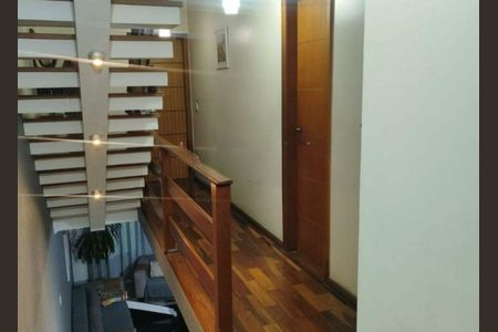 Casa à venda com 270m², 3 quartos e 3 vagasEscada